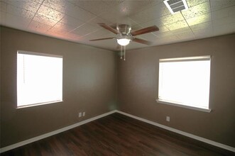 3130 S Llewellyn Ave in Dallas, TX - Building Photo - Building Photo