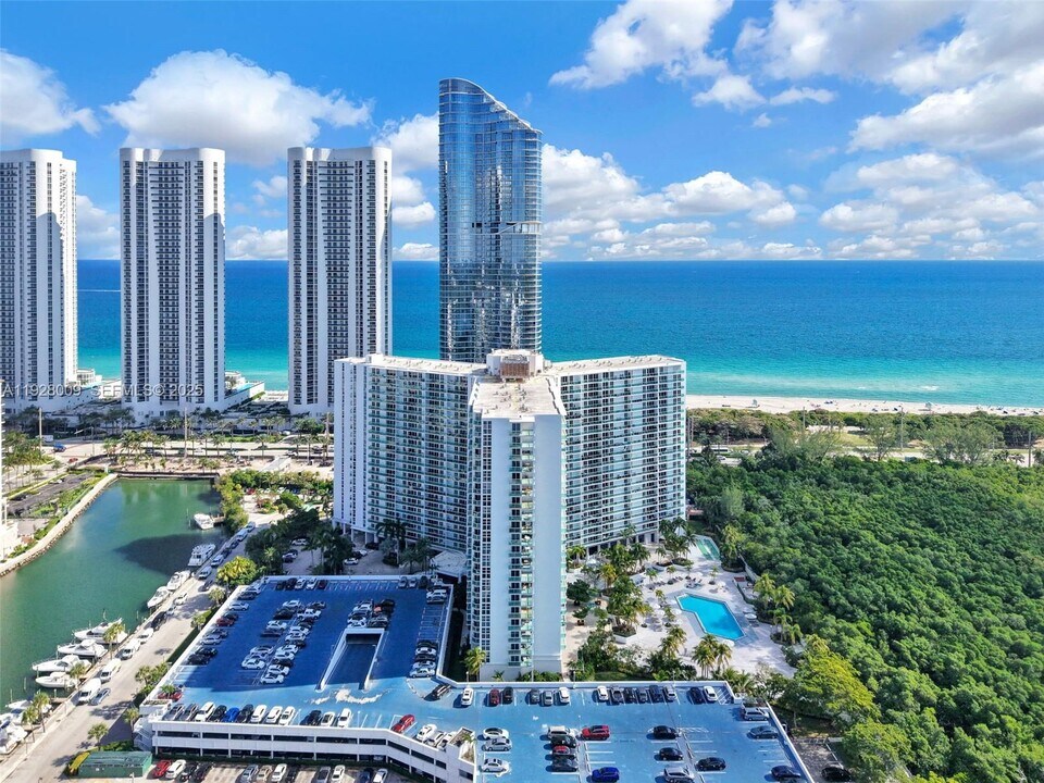 100 Bayview Dr in Sunny Isles Beach, FL - Building Photo