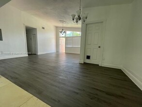 8261 SW 34th Ter in Miami, FL - Building Photo - Building Photo