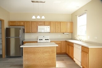 237 S Oak Creek Ln in Romeoville, IL - Building Photo - Building Photo