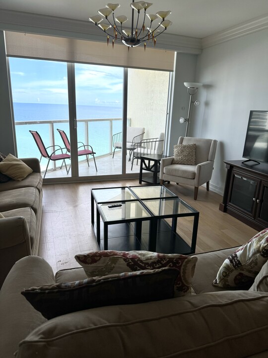 16699 Collins Ave, Unit 1504 in Sunny Isles Beach, FL - Building Photo