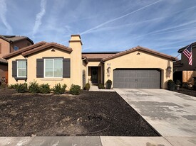 3042 N Hall St in Visalia, CA - Building Photo