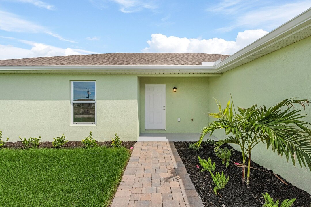 101 NE 11th St in Cape Coral, FL - Building Photo