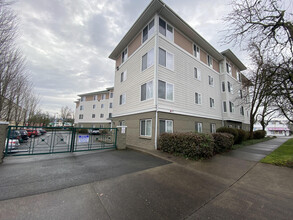 Rose City Center Apartments - 55 and Over in Portland, OR - Foto de edificio - Building Photo