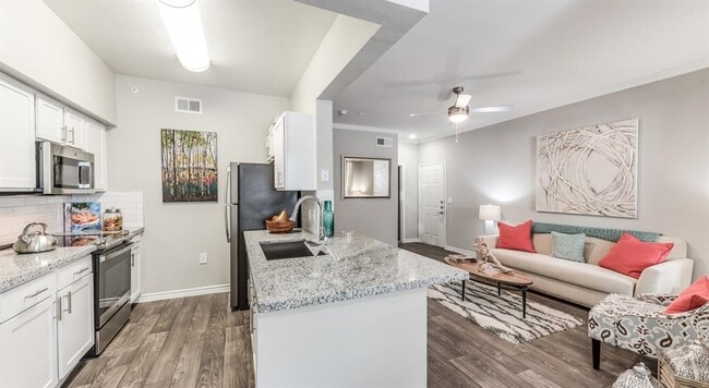 938 Kingwood Dr in Humble, TX - Foto de edificio - Building Photo