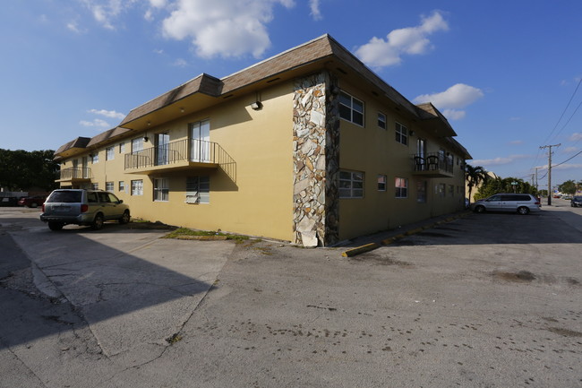 10 W 38th St in Hialeah, FL - Building Photo - Building Photo