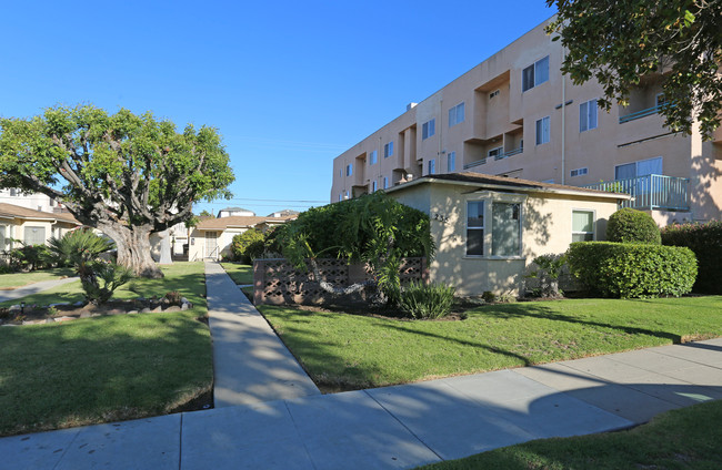 231-235 E Valencia Ave in Burbank, CA - Foto de edificio - Building Photo