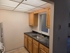 50 Webster St, Unit 213 in Weymouth, MA - Foto de edificio - Building Photo