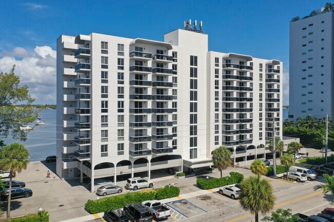 The Islander Club in North Bay Village, FL - Building Photo - Building Photo