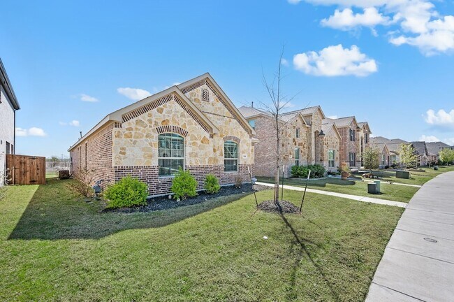 1216 W Yarrow Ave in Justin, TX - Building Photo - Building Photo