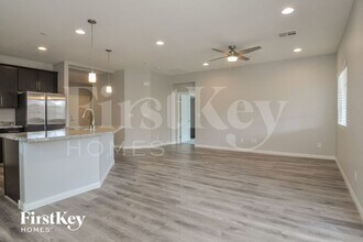 305 Cadence Vista Dr in Henderson, NV - Building Photo - Building Photo