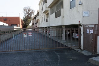 Portofino Village Apartments in Paramount, CA - Foto de edificio - Building Photo