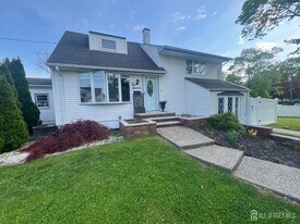 216 N Hill Rd in Woodbridge Township, NJ - Building Photo