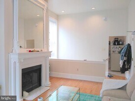 2043 Mt Vernon St in Philadelphia, PA - Building Photo