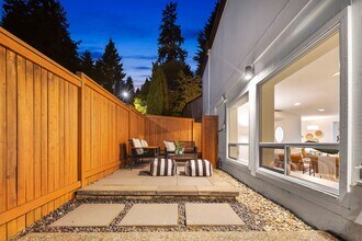 9817 SE Shoreland Dr in Bellevue, WA - Building Photo - Building Photo