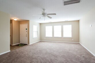 14210 Noahs Landing Ln in Houston, TX - Foto de edificio - Building Photo