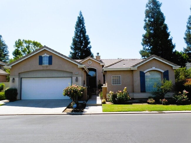 property at 5215 Vía Amore