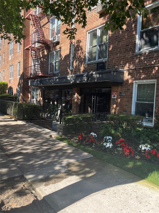 68-15 Selfridge St in Queens, NY - Building Photo