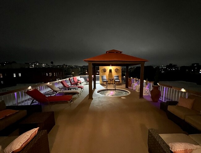 659 S Cloverdale Ave in Los Angeles, CA - Foto de edificio - Building Photo