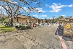 7906 Royal Ln in Dallas, TX - Building Photo