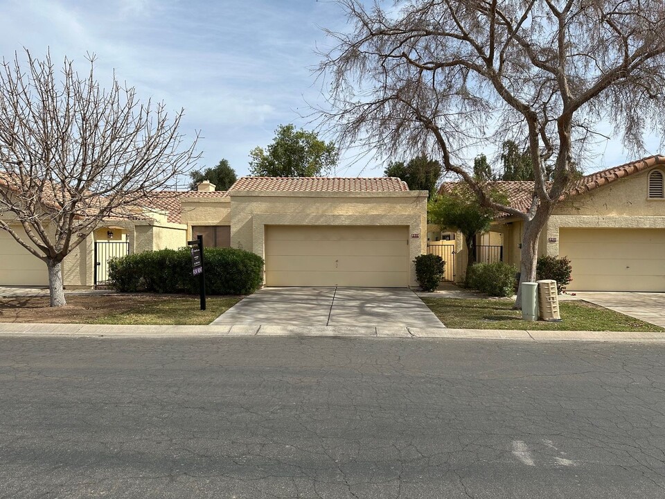 8919 S Lori Ln in Tempe, AZ - Building Photo