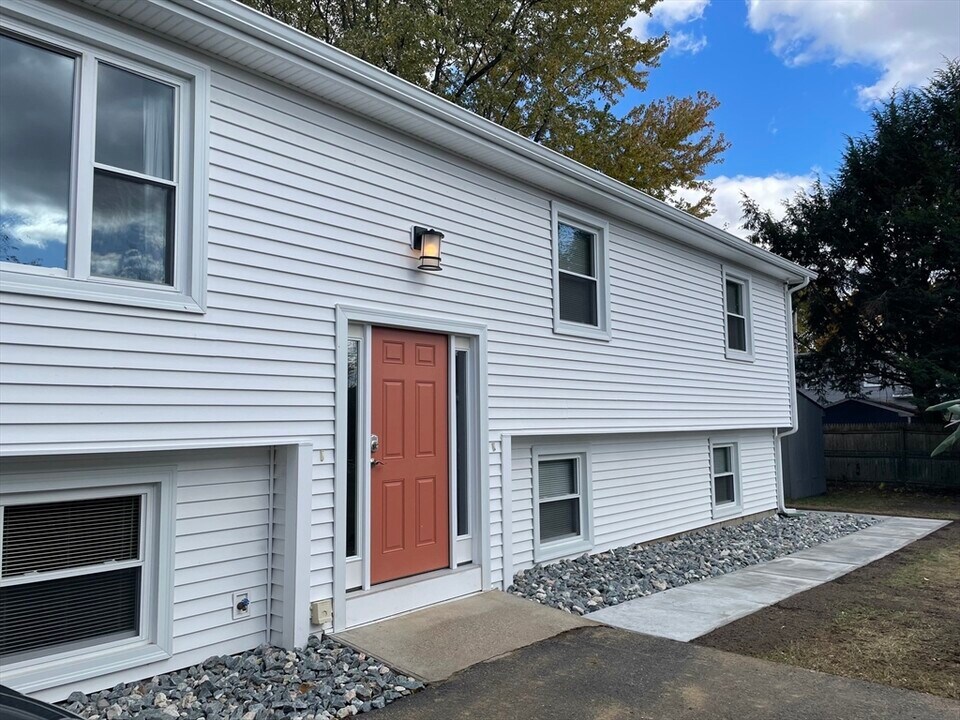 77 Cranston St in Westfield, MA - Building Photo