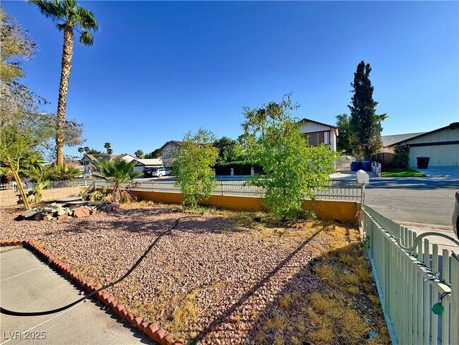 6388 Mockingbird Ln in Las Vegas, NV - Building Photo - Building Photo
