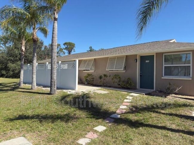 131 W Perry Ln in Englewood, FL - Building Photo - Building Photo