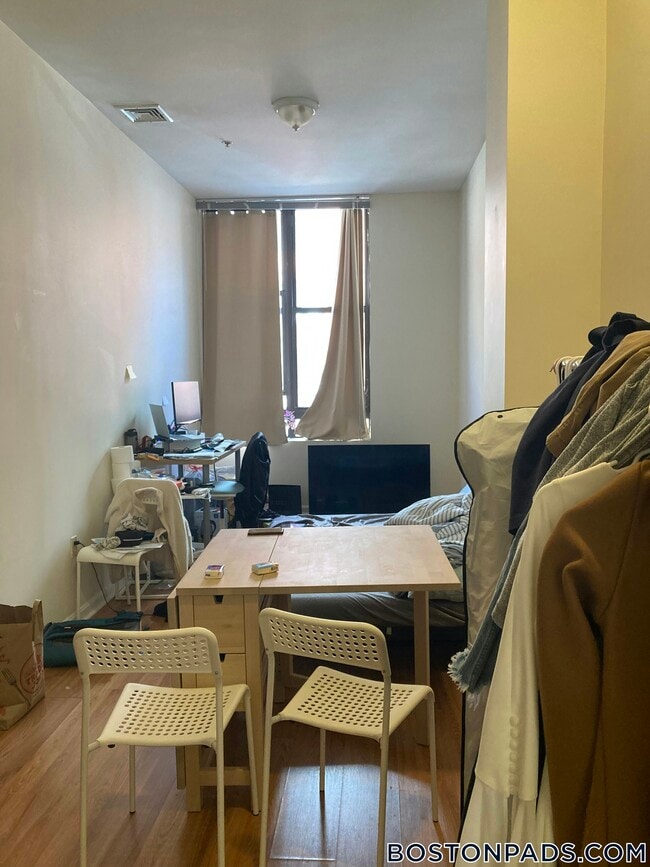 81 Essex St, Unit 24 in Boston, MA - Foto de edificio - Building Photo