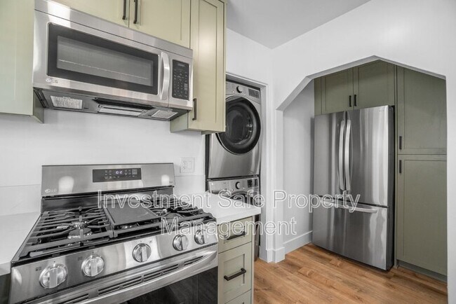 property at 3071 Hawthorn St