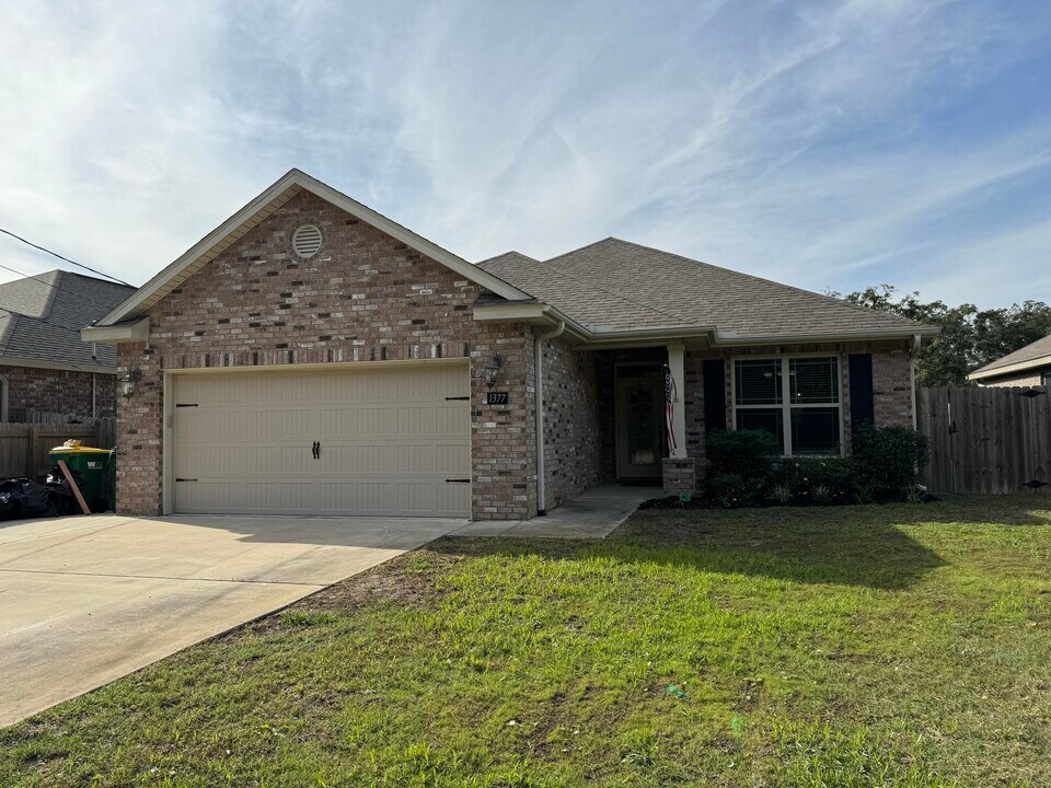 1377 N Beal Ext in Fort Walton Beach, FL - Building Photo