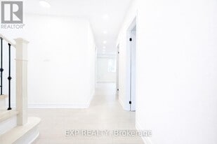 384 Westwood Dr in Kitchener, ON - Building Photo