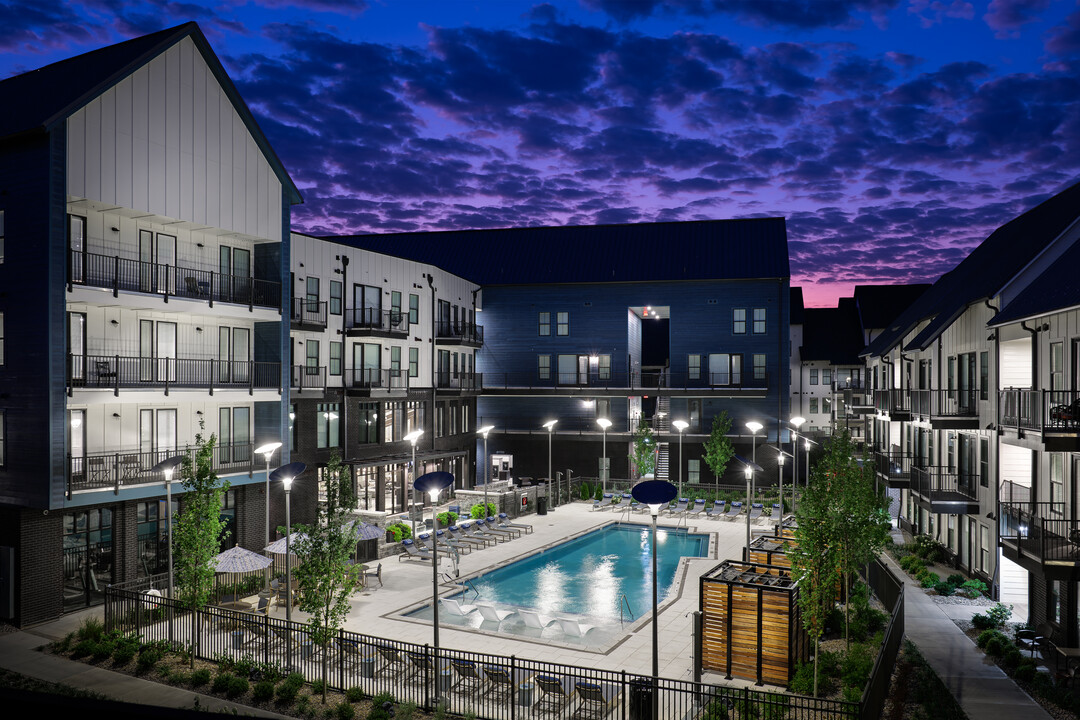 Upton Oxmoor Apartments in Louisville, KY - Building Photo