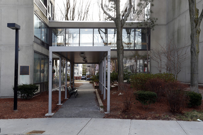 Daniel F Burns Apartments in Cambridge, MA - Foto de edificio - Building Photo