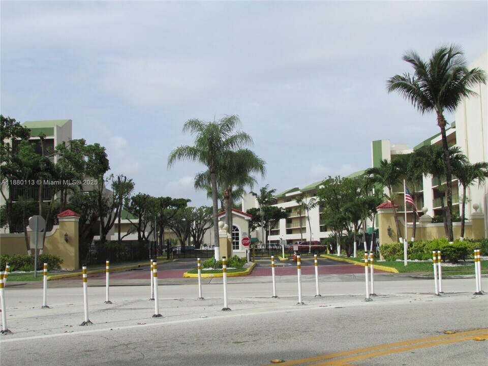 8820 Fontainebleau Blvd in Miami, FL - Building Photo
