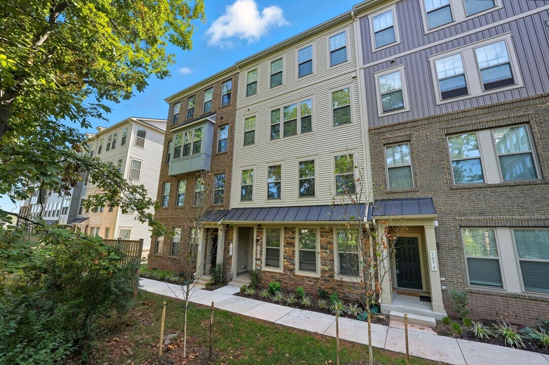 709 Thomas Ln in Manassas Park, VA - Foto de edificio