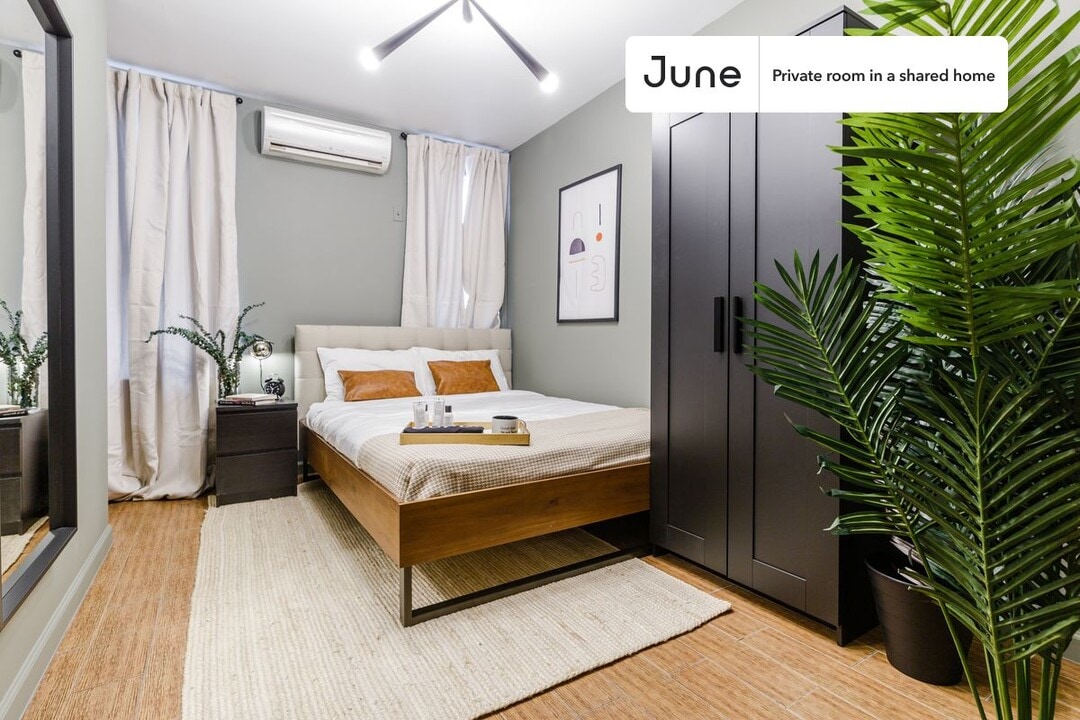 Private bedroom in 3 bed/1 bath Home in New York, NY - Building Photo