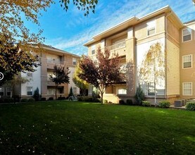 University Village Apartments in Fresno, CA - Foto de edificio - Building Photo