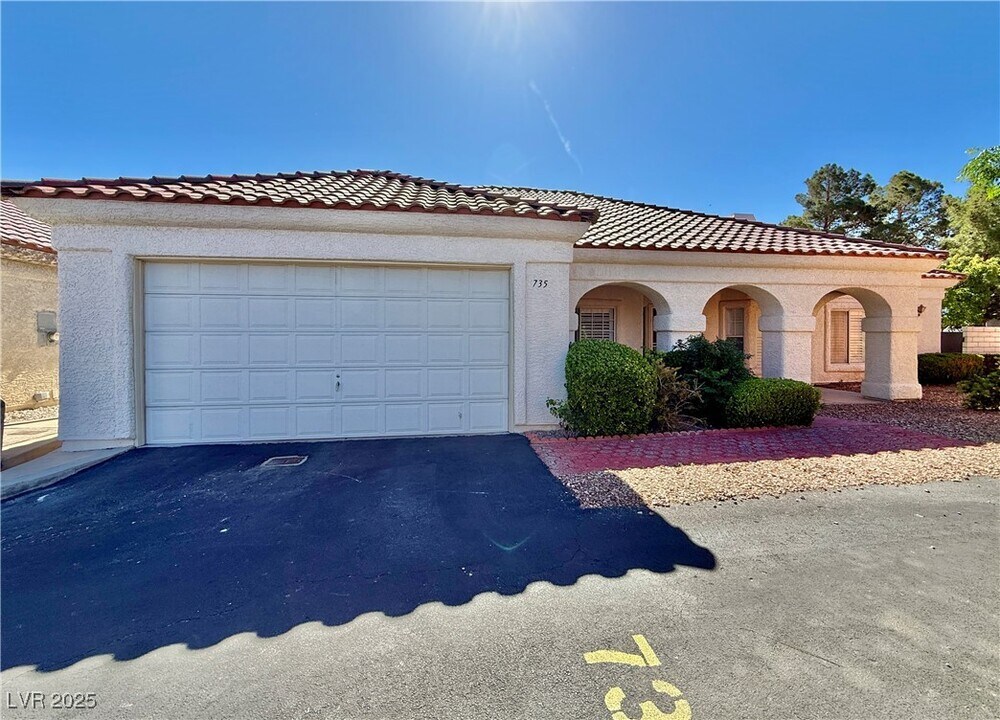 735 Sea Pines Ln in Las Vegas, NV - Building Photo