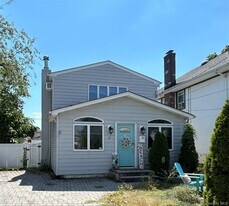 6 Charles Pl in Bayville, NY - Building Photo