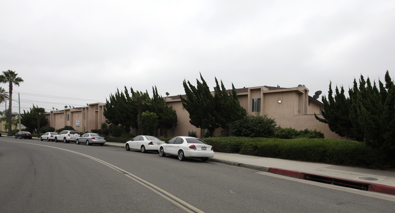 Adelphi Apartments in Anaheim, CA - Building Photo