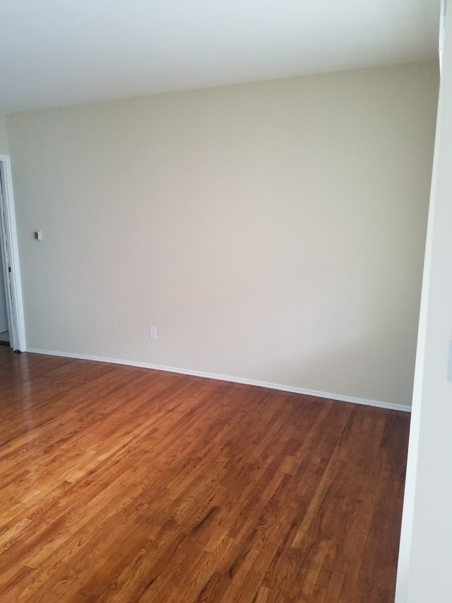 13838 Burbank Blvd in Los Angeles, CA - Building Photo - Building Photo