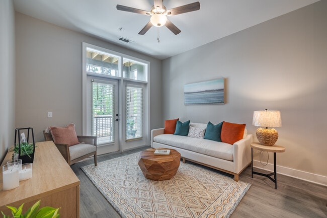 Founders Yard in Charleston, SC - Foto de edificio - Interior Photo