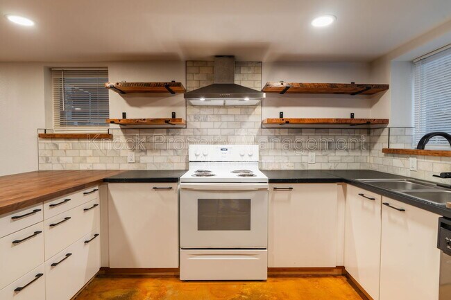 1815 NW Hoyt St in Portland, OR - Building Photo - Building Photo