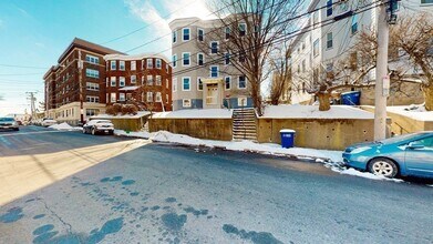 28 Main St, Unit #2 in Somerville, MA - Foto de edificio - Building Photo