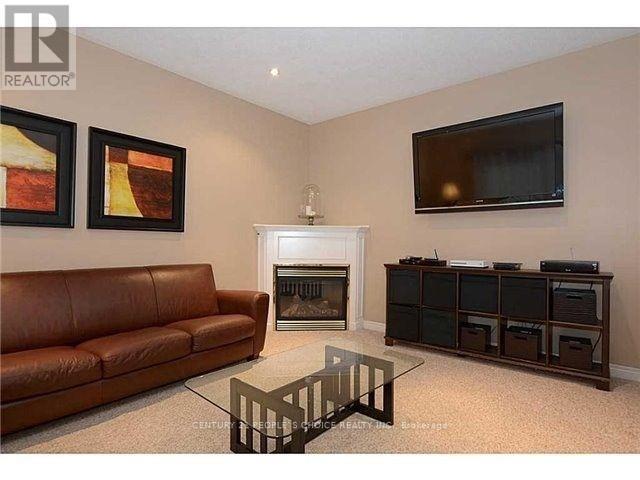 16 Cardiff Ln in Hamilton, ON - Building Photo - Building Photo