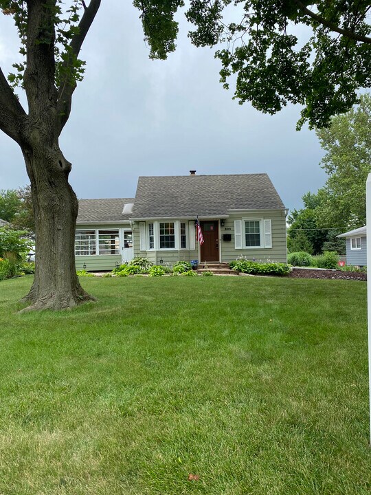 805 Pershing Ave, Unit West Room in Wheaton, IL - Foto de edificio