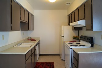 Cedar Woods Apartments in Fresno, CA - Building Photo - Building Photo