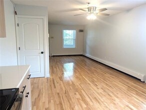 444 Woodward Rd in North Providence, RI - Foto de edificio - Building Photo