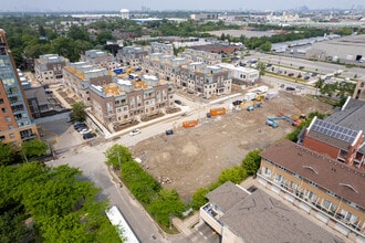 Lake and Town in Toronto, ON - Building Photo - Building Photo